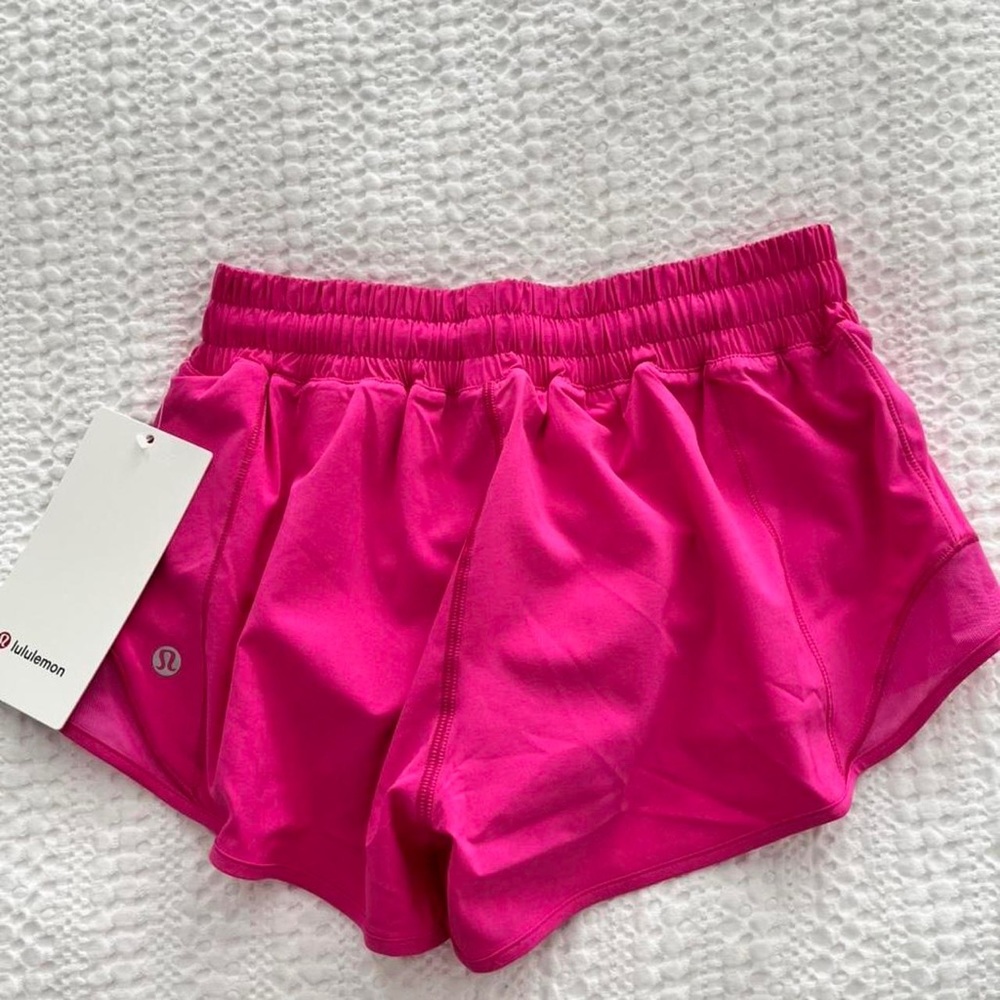lulumemon sonic pink hotty hot 2.5 inch shorts